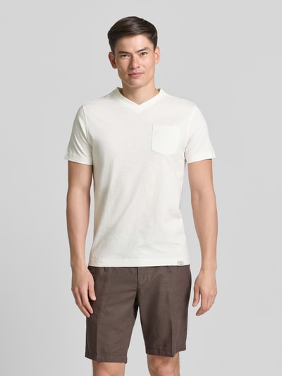 Männermodel trägt Regular Fit T-Shirt mit V-Ausschnitt von Lerros aus reiner Baumwolle, weiß, mit Brusttasche, Logo-Stitching, Ganzkörperansicht von vorne.