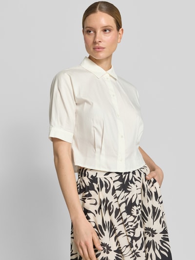 Frauenmodel trägt Regular Fit Hemdbluse mit Hemdblusenkragen von ROBE LÉGÈRE aus Baumwoll-Mix, durchgängige Knopfleiste, Halbarm, cremeweiß, Ganzkörperansicht von vorne.