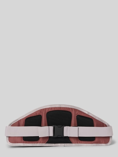 Produktfoto, Bauchtasche mit Label-Detail van PEAK PERFORMANCE in roze en zwart met verstelbare riempjes, hoofdvak met ritssluiting, binnenvak en zijvak, breedte maat 1: 41 cm, lengte 18 cm, diepte 7 cm, bandlengte 65 cm.