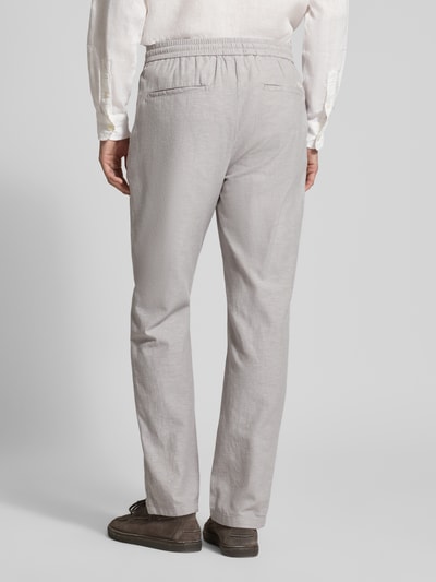 Männermodel trägt Jogpants aus Baumwoll-Leinen-Mix Modell 'WARREN' von Scotch & Soda, Regular-Fit, Ganzkörperansicht Rückansicht.