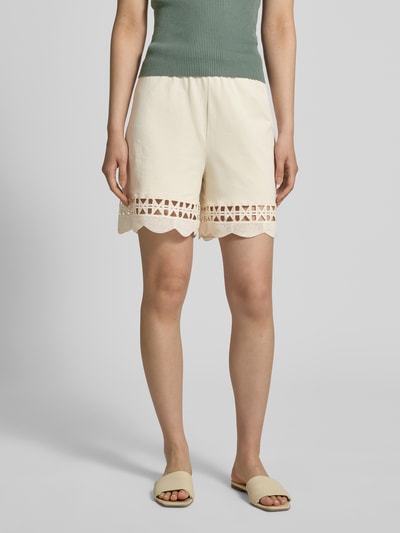 Frauenmodel trägt Regular Fit Shorts aus reiner Baumwolle Modell 'GABBY' von Vero Moda, unifarben, elastischer Bund, Nahaufnahme Oberschenkel.