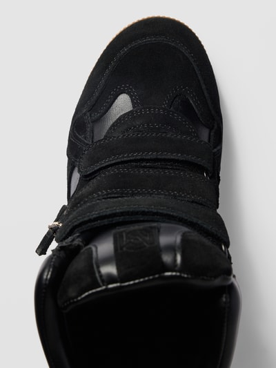 Produktfoto, Sneaker aus Leder-Mix Modell 'Mavis' von Steve Madden, schwarzer Materialmix, runde Form, Klettverschluss, Detailaufnahme, Damen Sneaker, Keilabsatz, Absatzhöhe 2 cm, Schafthöhe 17 cm, Schaftweite 8 cm