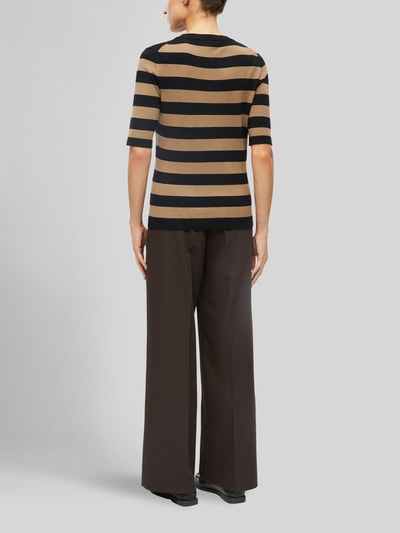 Frauenmodel trägt Regular Fit Pullover aus Viskose-Mix von s.Oliver BLACK LABEL in Schwarz und Beige, Ganzkörperansicht Rückansicht. Damen Pullover von s.Oliver BLACK LABEL