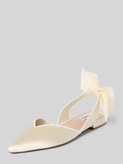 Produktfoto, Pantolette mit Zierschleife Modell 'Synthia' von Steve Madden, cremefarben, spitz zulaufend, glänzend, flacher Blockabsatz, glatte Sohle, offene Ferse mit teilelastischem Riegel, Absatzhöhe 1 cm, elegantes Design.