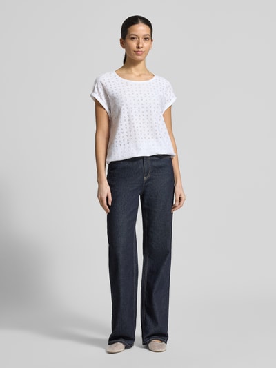 Vrouwenmodel draagt Regular Fit T-shirt met gaatjesmotief model 'Ruth' van ZABAIONE, elastische materiaalmix, ronde hals, elastische band, ruglengte bij maat S 53 cm, kleur wit, geometriche patronen, rechte vormen, zachte textuur. Volledig lichaam van voren.