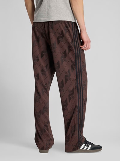 adidas Originals Relaxed Fit Sweathose mit Allover-Logo-Print Dunkelbraun 4
