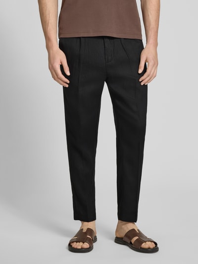 Männermodel trägt Hose mit Gesäßtaschen Modell 'PANTALACCIO LINO' von MARKUP in Schwarz aus Reine Baumwolle, Regular-Fit, Nahaufnahme Oberkörper, Bundweite 44 cm, Innenbeinlänge 71 cm, Herren Hose.