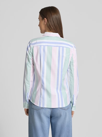 Vrouwenmodel draagt Slim Fit Hemdbluse mit Sportmanschetten van Christian Berg Woman in pastelkleurige verticale strepen, pure katoen, slim fit, lange mouwen, hemdenkraag, knoopsluiting, getailleerde pasvorm, ruglengte 63 cm bij maat 36, mouwlengte 62 cm bij maat 36, volledige achteraanzicht.
