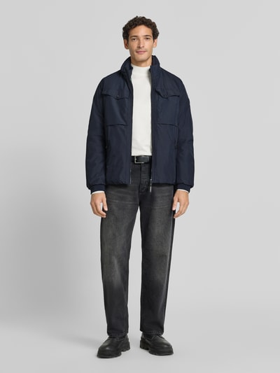 Männermodel trägt Jacke mit Stehkragen und Reißverschlusstaschen von LERROS in donkerblauw, regular fit, met borstzakken, ritszakken, opstaande kraag; ruglengte maat M 60 cm, schouderbreedte 48 cm, borstwijdte 58 cm, mouwlengte 60 cm, ganzkörperansicht von vorne