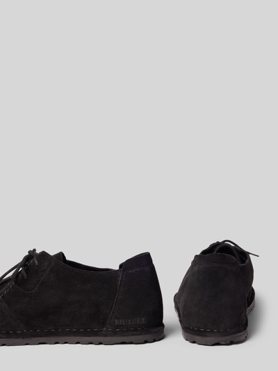 Produktfoto, schwarze Halbschuhe aus echtem Leder Modell 'UTTI' von Birkenstock, abgerundete Form, Schnürverschluss, strukturierte Oberfläche, Kontext: Herren Halbschuhe, Absatzhöhe 2 cm, Schafthöhe 10 cm, Schaftweite 12 cm