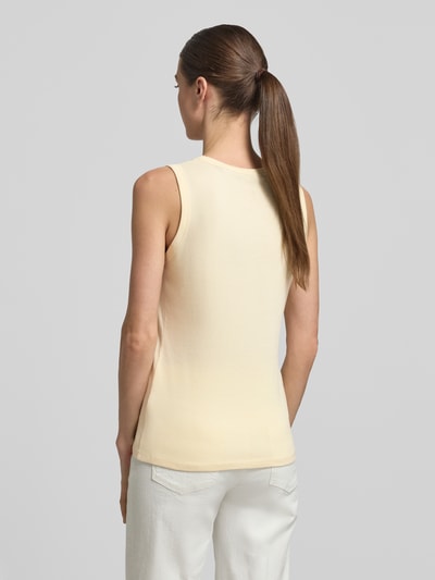 Frauenmodel trägt Tanktop in Ripp-Optik Modell 'Kleanne' von Someday in Creme, Baumwoll-Elasthan-Mix, Ganzkörperansicht Rückansicht.