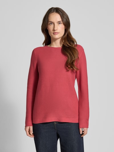 Frauenmodel trägt Regular Fit Strickpullover aus reiner Baumwolle von Tom Tailor, unifarben, Rippstrick, Rundhals, Rollsaum, Ganzkörperansicht von vorne.