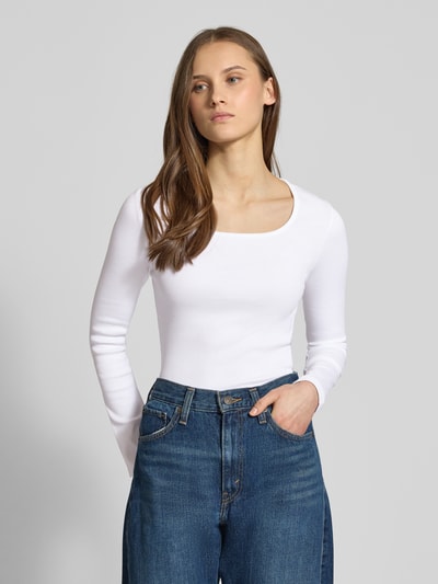 Modelka nosi Longsleeve in Ripp-Optik mit Label-Detail von Levi's®, biały krój slim fit, okrągły dekolt, ripstop, długość pleców 52 cm; zbliżenie górnej części ciała