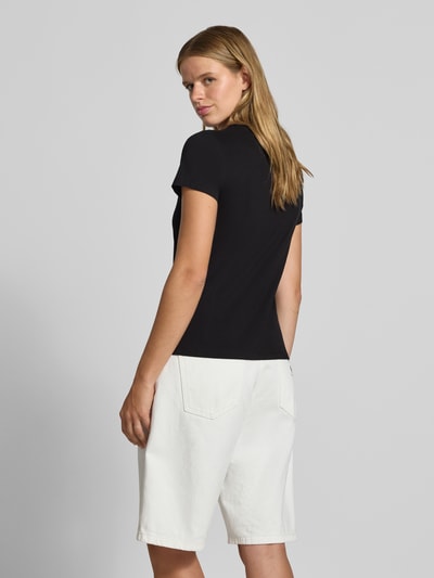 Vrouwenmodel draagt zwart Regular Fit T-shirt uit puur katoen model 'Damatee_B' van HUGO Blue voor dames, volledig zicht achterkant.