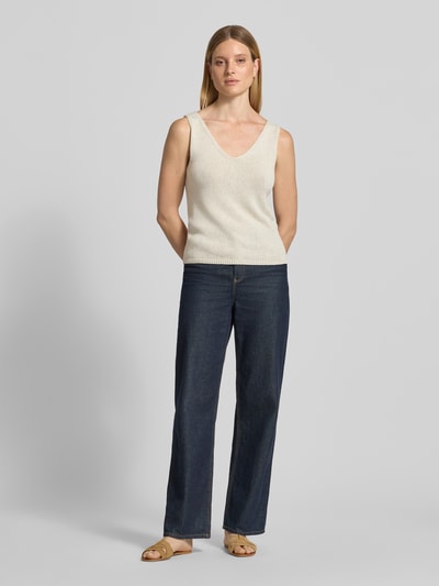 Vrouwenmodel draagt tricottop met v-hals van FREE/QUENT, Materiaalmix met linnen, regular fit, Model Grscaliva, ruglengte maat S 55 cm, geheelopname van voren.