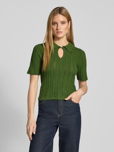 Frauenmodel trägt Strickshirt mit Umlegekragen und Schlüsselloch-Ausschnitt von Scotch & Soda, Baumwoll-Mix, Slim Fit, 1/2-Arm, Ganzkörperansicht von vorne.
