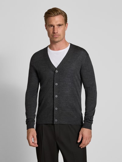 Männermodel trägt Regular Fit Strickjacke aus reiner Wolle von Jake*s Studio Men in Dunkelgrau, glatte Oberfläche, Ganzkörperansicht von vorne.