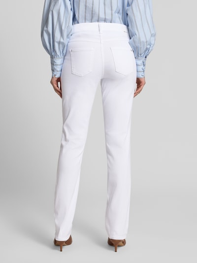 Frauenmodel trägt Straight Leg Jeans im 5-Pocket-Design Modell 'Dream' von MAC in Weiß, Baumwoll-Mix mit Stretch-Anteil, Gerader-Schnitt, Knopf- und Reißverschluss, Bundweite 40 cm, Innenbeinlänge 80 cm, Ganzkörperansicht Rückansicht.