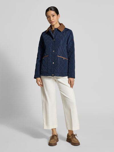 Frauenmodel trägt Regular Fit Steppjacke mit Umlegekragen von Lauren Ralph Lauren in Dunkelblau mit Label-Details, Ganzkörperansicht von vorne.