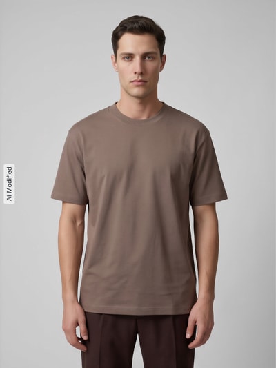 Männermodel trägt Relaxed Fit T-Shirt aus reiner Baumwolle von Marc O'Polo DENIM in Braun, neutrale Farbe, glatte Struktur, Ganzkörperansicht von vorne, KI-modifiziertes Bild.