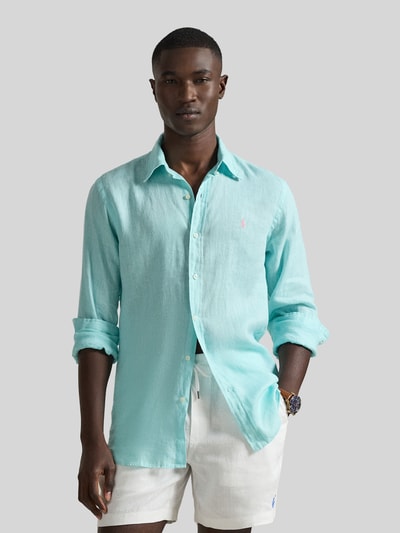 Mannelijk model draagt Regular Fit vrijetijdsoverhemd uit puur linnen van Polo Ralph Lauren, look: effen kleuren, custom fit, logodetail, enkele knopenrij, button-downkraag, lange mouw, sportmanchet, achterpas met cacharel-plooi, rompzoom licht afgerond, materiaalverwerking: gevlamd garen, vooraanzicht bovenlichaam