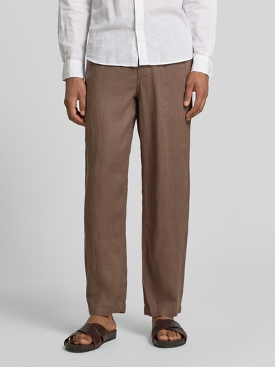 Männermodel trägt Leinenhose mit Eingrifftaschen Modell 'KARL LAWRENCE' von Jack & Jones Premium, braun, Straight Fit, reine Leinen, Nahaufnahme Oberkörper bis Füße.