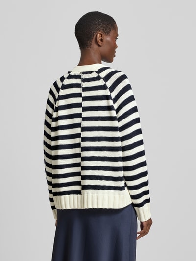 Frauenmodel trägt Relaxed Fit Cardigan mit Ziersteinbesatz von Liu Jo White im Baumwoll-Mix mit Strick-Optik, Streifenmuster, elastische Abschlüsse, Rückenlänge bei Größe S 59 cm, Ärmellänge 70 cm, Ganzkörperansicht Rückansicht.