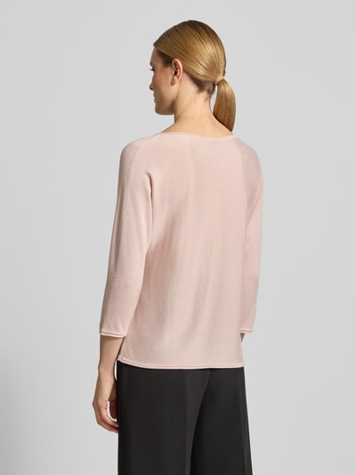 Frauenmodel trägt Relaxed Fit Strickpullover aus Viskose-Mix mit Glitzergarn von s.Oliver BLACK LABEL, Optik: Unifarben, Ganzkörperansicht Rückansicht.
