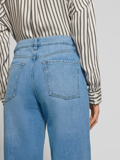 Frauenmodel trägt Wide Fit Jeans mit Knopfverschluss Modell 'DANILA' von Mango, reine Baumwolle, 5-Pocket-Design, Rückansicht, Nahaufnahme Hüfte.
