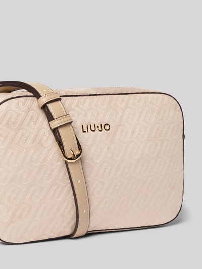 Produktfoto, Camera Case mit Logo-Applikation Modell 'Manhattan' von Liu Jo White in Beige mit Allover-Motiv-Prägung, goldene Schnalle, strukturierte Oberfläche
