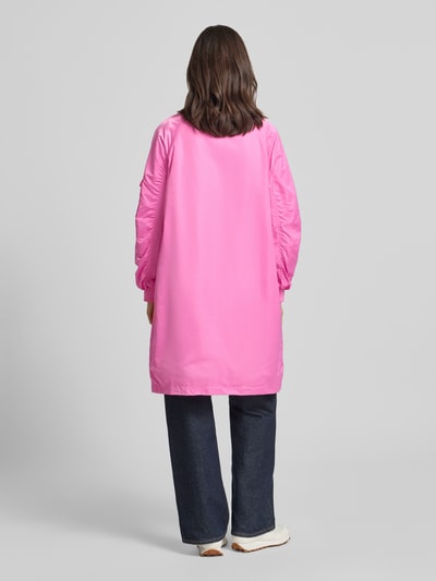Frauenmodel trägt Regular Fit Jacke mit Stehkragen Modell 'Ali' von Beaumont Amsterdam in kräftigem Pink, mit Raffung, Rückansicht. Rückenlänge 97 cm, Schulterbreite 47 cm, Brustweite 55 cm, Ärmellänge 60 cm, Zweiwege-Reißverschluss, elastische Ärmelabschlüsse, Eingrifftaschen.