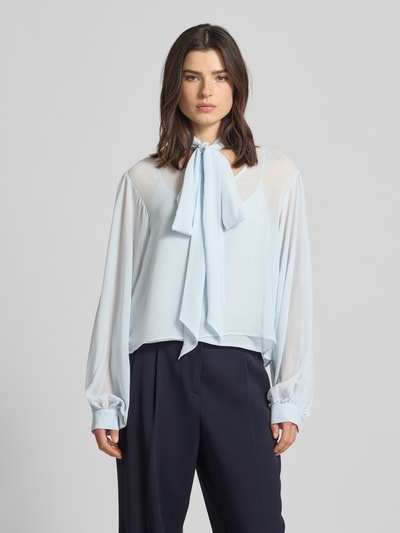 Frauenmodel trägt Schluppenbluse aus fließendem Chiffon Modell 'urina' von Gestuz, Regular-Fit, V-Ausschnitt, Ganzkörperansicht von vorne.
