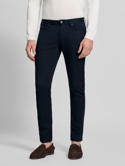 Männermodel trägt Slim Fit Jeans aus Baumwoll-Mix im 5-Pocket-Design von Emporio Armani, dunkelblau, glatte Textur, Nahaufnahme Oberkörper bis Füße. Elastischer Baumwoll-Mix, Knopf- und Reißverschluss, Bundweite 43 cm, Innenbeinlänge 82 cm.