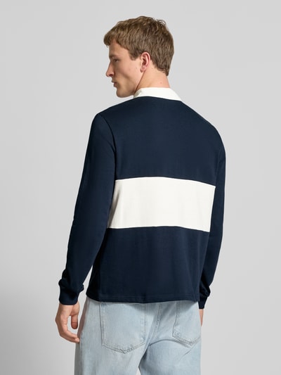 Männermodel trägt Regular Fit Langarm-Poloshirt mit Label-Stitching von REVIEW, reine Baumwolle, Rückenlänge 68 cm, Ganzkörperansicht Rückansicht.