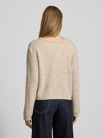 Frauenmodel trägt Strickpullover aus Woll-Mix Modell 'Kellsey' von MSCH Copenhagen, beige, lockere Passform, Ganzkörperansicht Rückansicht.