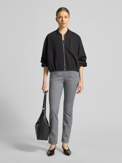 Frauenmodel trägt Straight Fit Jeans mit elastischem Bund von Raphaela by Brax, grauer Baumwoll-Mix, 5-Pocket-Design, Ganzkörperansicht von vorne.