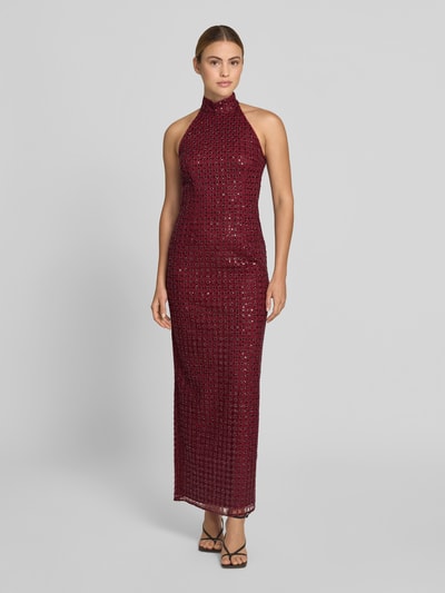 Frauenmodel trägt Abendkleid mit Paillettenbesatz von ROTATE in Bordeaux mit Stehkragen, Allover-Pailletten, Maxilänge, Ärmelloses-Design, enganliegender Passform, Ganzkörperansicht von vorne.