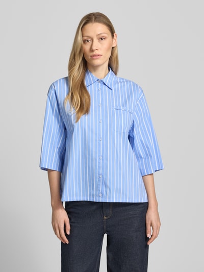 Frauenmodel trägt Relaxed Fit Bluse mit 3/4-Arm von Liu Jo White, blau-weiß gestreift, Baumwoll-Mix mit Stretch-Anteil, Hemdblusenkragen, Knopfleiste, Brusttasche, Ganzkörperansicht von vorne.