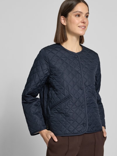 Vrouwenmodel draagt gewatteerd jack van Barbolur, model 'CASHEL', look: effen, regular fit, drukknoopsluiting, labelstitching, lange mouw. Nahaufnahme Oberkörper.