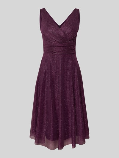 Produktfoto, Knielanges Cocktailkleid mit V-Ausschnitt von TROYDEN COLLECTION aus Chiffon, Taillierter Schnitt, Knielänge, Breite Träger, rückseitiger V-Ausschnitt und Rückenreißverschluss, purple mit feiner Glitzerstruktur, Rückenausschnitt und Reißverschluss detailiert sichtbar.
