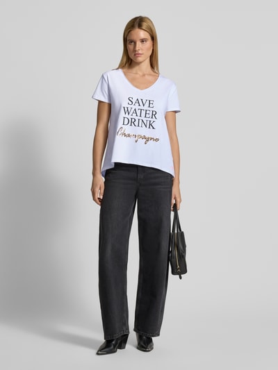 Frauenmodel trägt T-Shirt mit Statement-Print von miss goodlife aus Baumwoll-Elasthan-Mix, locker geschnitten, V-Ausschnitt, Ganzkörperansicht von vorne.