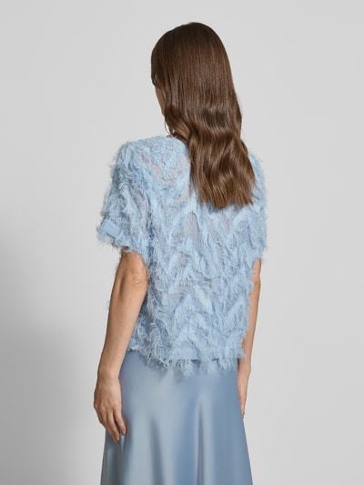 Männermodel trägt Relaxed Fit Bluse mit Fransen Modell 'MYLINE' von Selected Femme, jednolita, półprzezroczysta, krótki rękaw, dekolt łódka, widok całej sylwetki od tyłu.