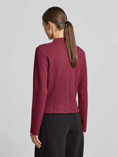 Frauenmodel trägt Regular Fit Kurzblazer mit Viskose-Anteil Modell 'NOS JULI' von Betty Barclay in Dunkelrot, strukturierte Oberfläche, Ganzkörperansicht Rückansicht, Damen Kurzblazer von Betty Barclay.