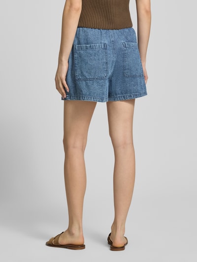 Frauenmodel trägt Shorts mit elastischem Bund Modell 'ENZA' von Noisy May aus Reine Baumwolle im Regular-Fit, Damen Shorts, Ganzkörperansicht Rückansicht.