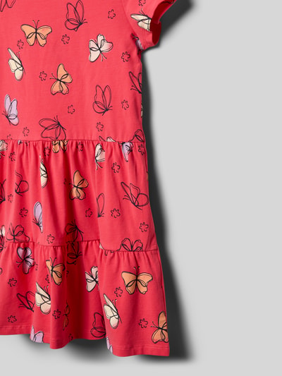 Meisje draagt Leicht ausgestelltes Freizeitkleid aus Baumwoll-Mix van s.Oliver RED LABEL, rood met vlindermotief, katoenmix, aansluitende fit, ronde hals, korte mouw, detailopname.