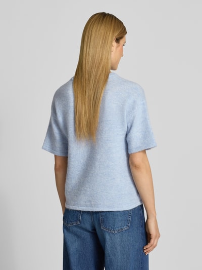 Vrouwenmodel draagt Regular Fit Strickpullover aus Woll-Mix mit Alpaka-Anteil Modell 'LULU' van Selected Femme, melange optiek, korte mouw, ribbreisel, crew neck, materiaal wol-mix, achteraanzicht volledige lichaamsopname.