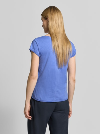 Frauenmodel trägt T-Shirt mit Stitching und Rundhalsausschnitt von Christian Berg Woman in Blau, reine Baumwolle, Regular Fit, Ganzkörperansicht Rückansicht.