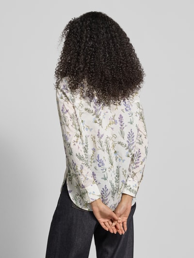 Frauenmodel trägt Regular Fit Hemdbluse mit floralem Allover-Print von Christian Berg Woman aus reiner Baumwolle, Ganzkörperansicht Rückansicht.