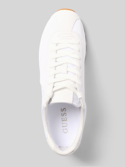 Produktfoto, weißer Sneaker mit Logo und Gummisohle Modell 'TIAH5' von Guess, abgerundete Spitze, glatte Textur, Schnürung, Vogelperspektive