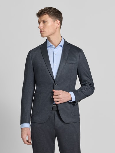 Męski model nosi Regular Fit Anzugsakko mit Viskose-Anteil od s.Oliver BLACK LABEL, krój regular fit, całkowity widok z przodu.